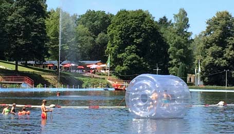 Auf dem Wasser laufen machte Riesenspa. Fotos: DLRG