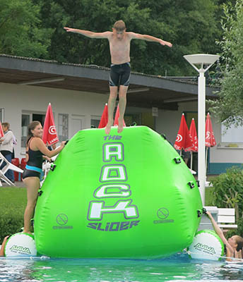 Schwimmbadfest im Erlebnisbad Herschbach mit aktiven Kindern 