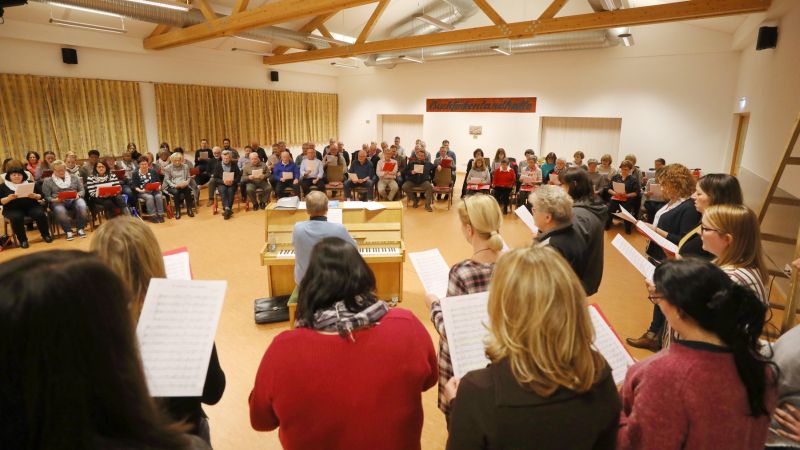 Seit September 2018 probt der Jubilumsprojektchor fr seine Auftritte im Jubeljahr 2019. Erstmals auf der Bhne steht der groe Chor am 15. Juni beim Festkommers in der Hbinger Buchfinkenlandhalle. Foto: Fotostudio Nitz