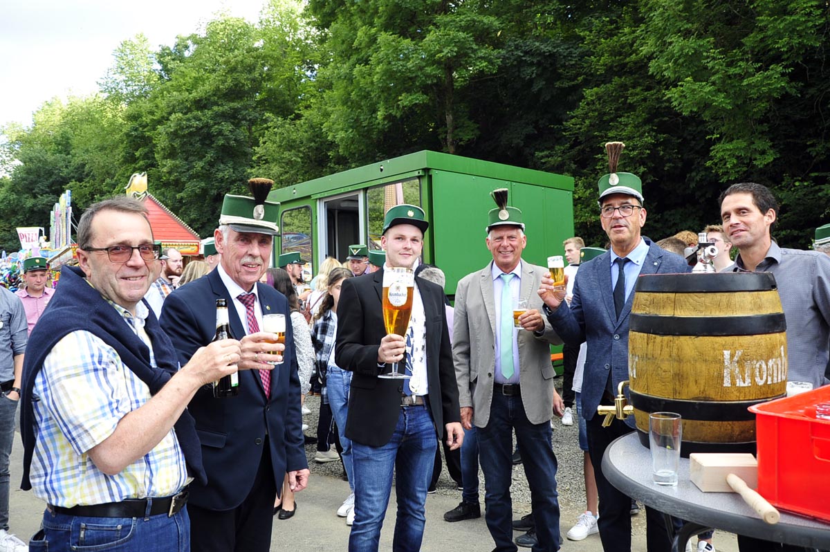 Ein Hoch auf ein tolles Fest (v. li.): Claus Behner, Karl-Heinz Henn, Fabian I., Jrgen Thielmann (2. v. re.) und der Vertreter der Brauerei. (Fotos: kk)