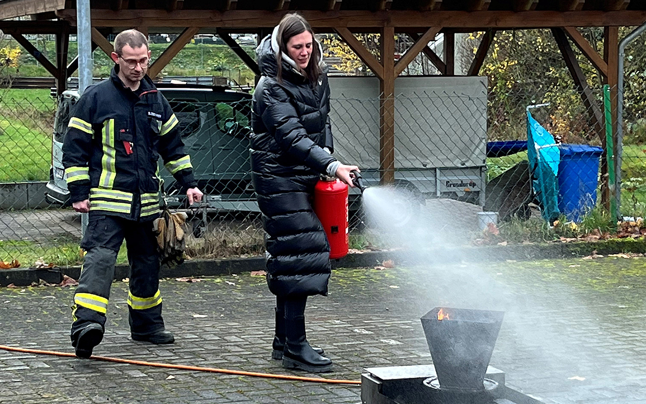 Das Ablschen von Entstehungsbrnden wurde gebt. (Fotos: VG-Feuerwehr)