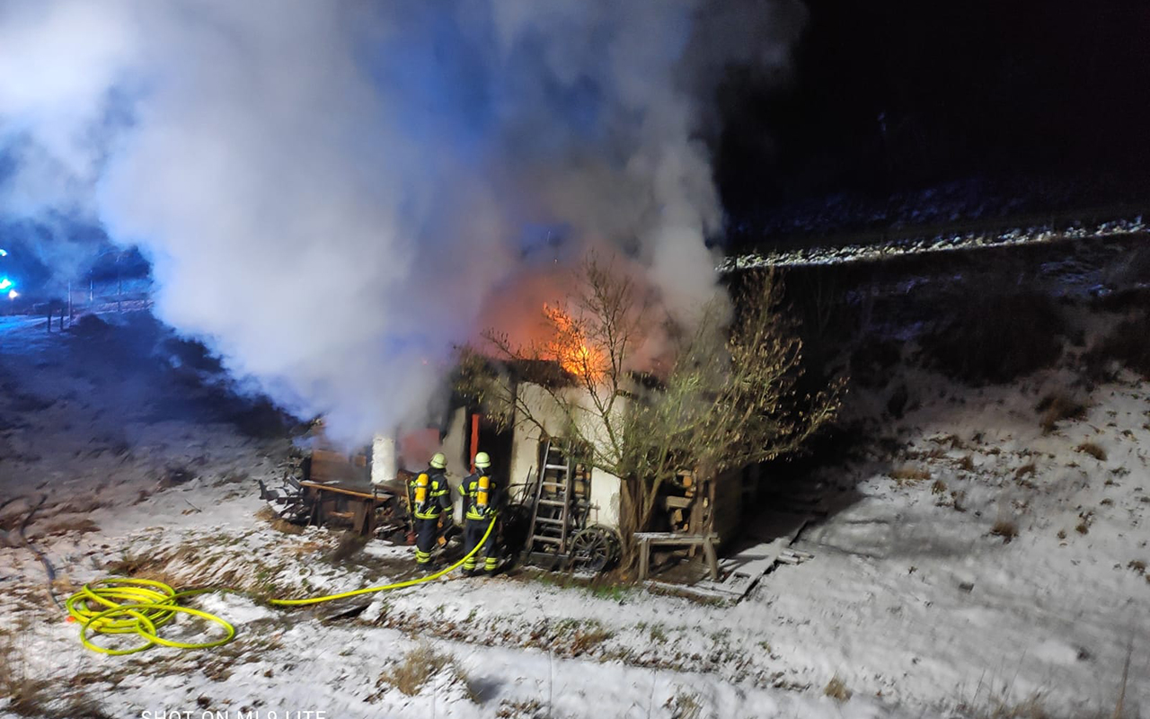 Die Gartenhtte brannte lichterloh. (Fotos: FF Rheinbrohl)