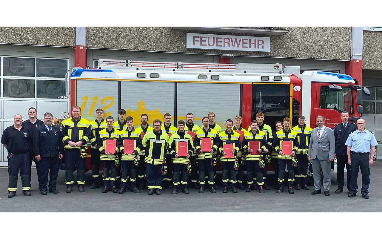 18 neue Feuerwehrmnner konnten Wehrleiter Jens Weinriefer, sein Stellvertreter Patrick Weyand und der Erste Beigeordnete Andree Stein in den Reihen der VG-Feuerwehr begren. Zwei Mitarbeiterinnen der integrierten Leitstelle Montabaur haben ebenfalls die Ausbildung absolviert. (Bild: VG Montabaur / Marvin Stendebach) 