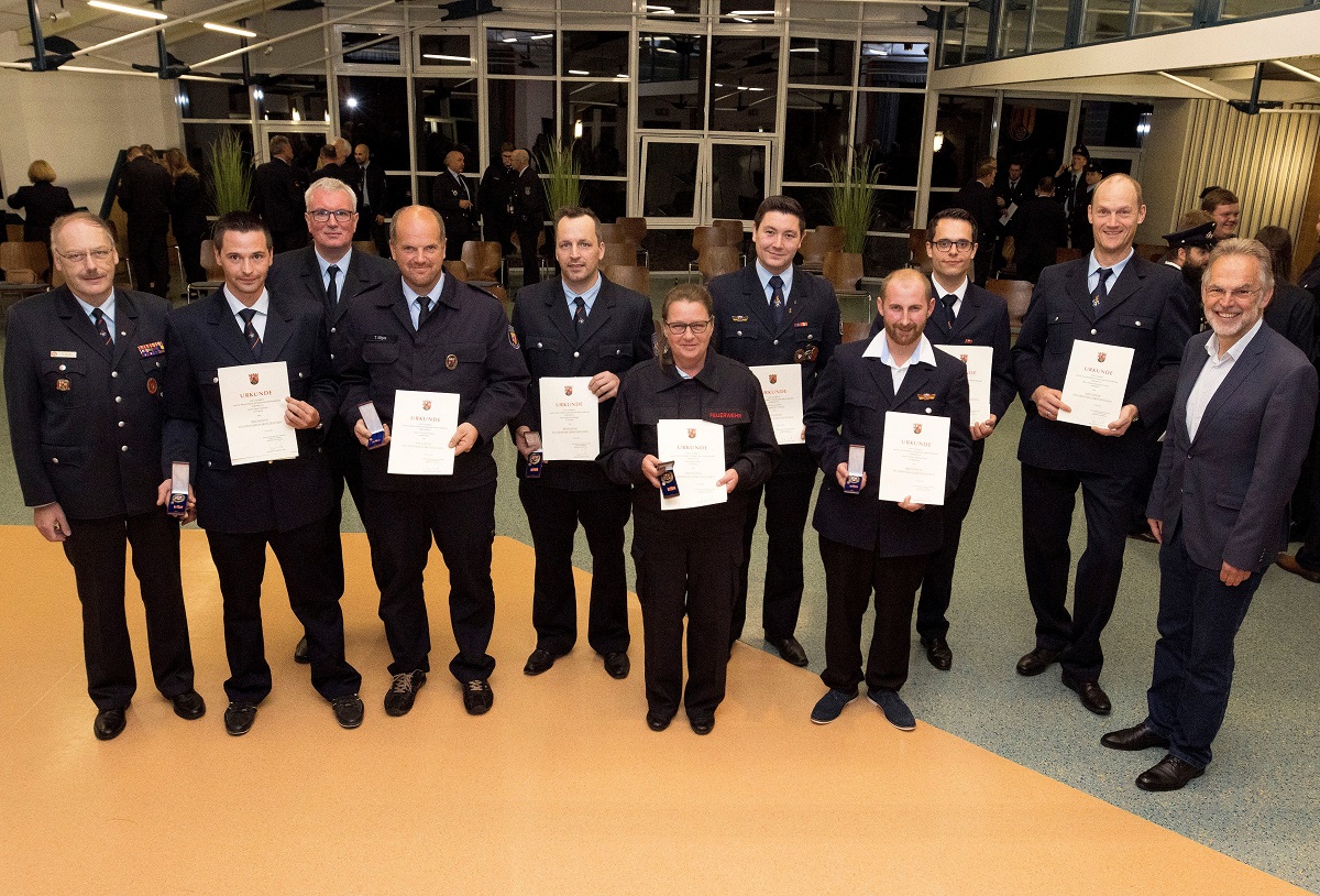 Fr ihren Einsatz im ehrenamtlichen Feuerwehrdienst  Brgermeister Andreas Heidrich (rechts) verlieh das bronzene Feuerwehrehrenzeichen des Landes fr 15 Jahre ehrenamtlichen Dienst im Brandschutz. (Foto: Rder-Moldenhauer /Quelle: Verbandsgemeinde Bad Marienberg)