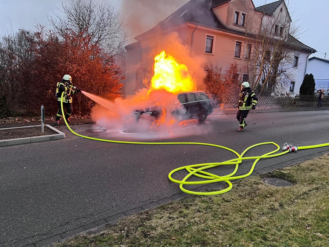 Pkw brennt direkt vor Feuerwehr-Gerätehaus in Mogendorf
