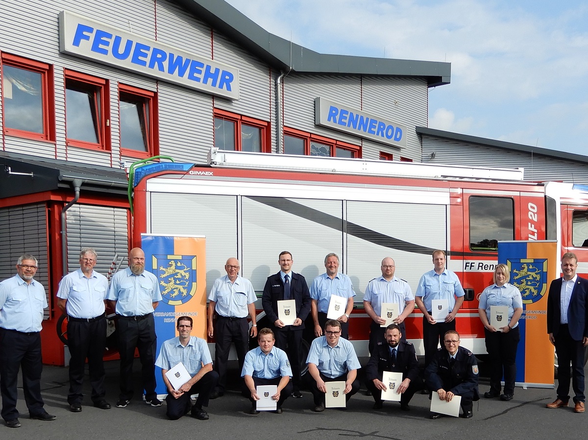 V.l.: Klaus Wehr (stv. Wehrleiter VG Rennerod), Roger Mller (Salzburg), Marco Held (Salzburg), Markus Schlimm (Neunkirchen), Heinz-Werner Schtz (Wehrleiter VG Rennerod), Marvin Jung (Oberrod), Dennis Reimers (Liebenscheid), Stefan Mller (Oberrod), Jens Buweiler (Neunkirchen), Marcel Jung (Stein-Neukirch), Manuel Beyer (Elsoff), Alexander Mller (Bretthausen), Hubertus Scherer (Elsoff), Lisanne Wst (Oberrod), Brgermeister Gerrit Mller.  (Fotoquelle: VG Rennerod)