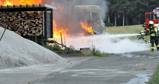 LKW in Vollbrand sorgte fr morgendlichen Feuerwehreinsatz  