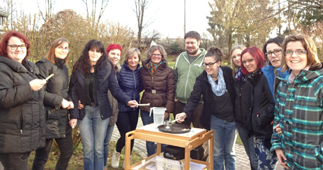 Thomas van Hal schulte das Erzieherinnen Team der Kita in Frthen. Foto: pr