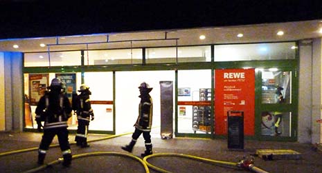 Die ersten Einsatzkrfte sind im Gebude. Fotos: Feuerwehr Hamm