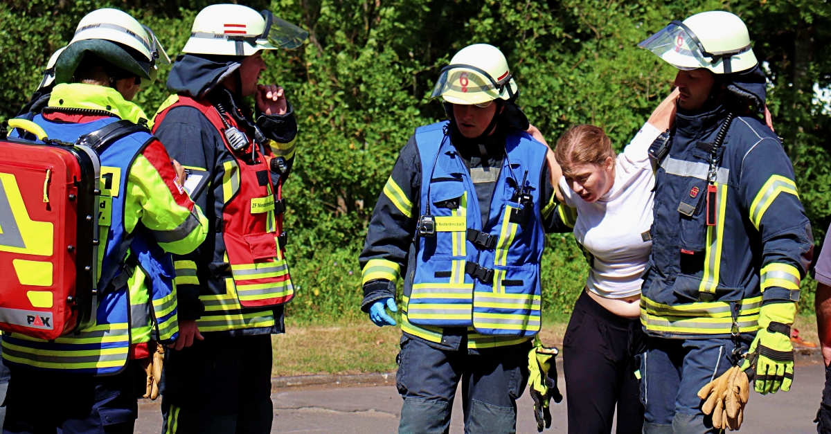 Die Feuerwehren Niederdreisbach und Weitefeld bten in einem aufwndigen Szenario fr den Ernstfall. (Fotos: Feuerwehr)