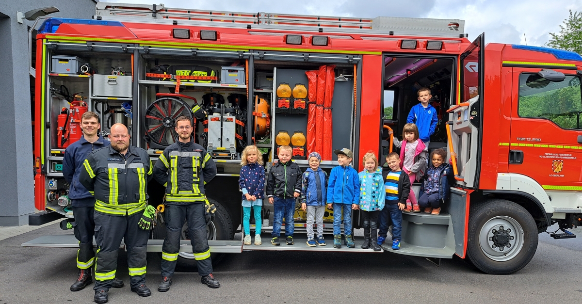 Für Kinder wie Erzieherinnen war der Ausflug zum Feuerwehrhaus ein tolles Erlebnis. (Foto: Kita St. Antonius)