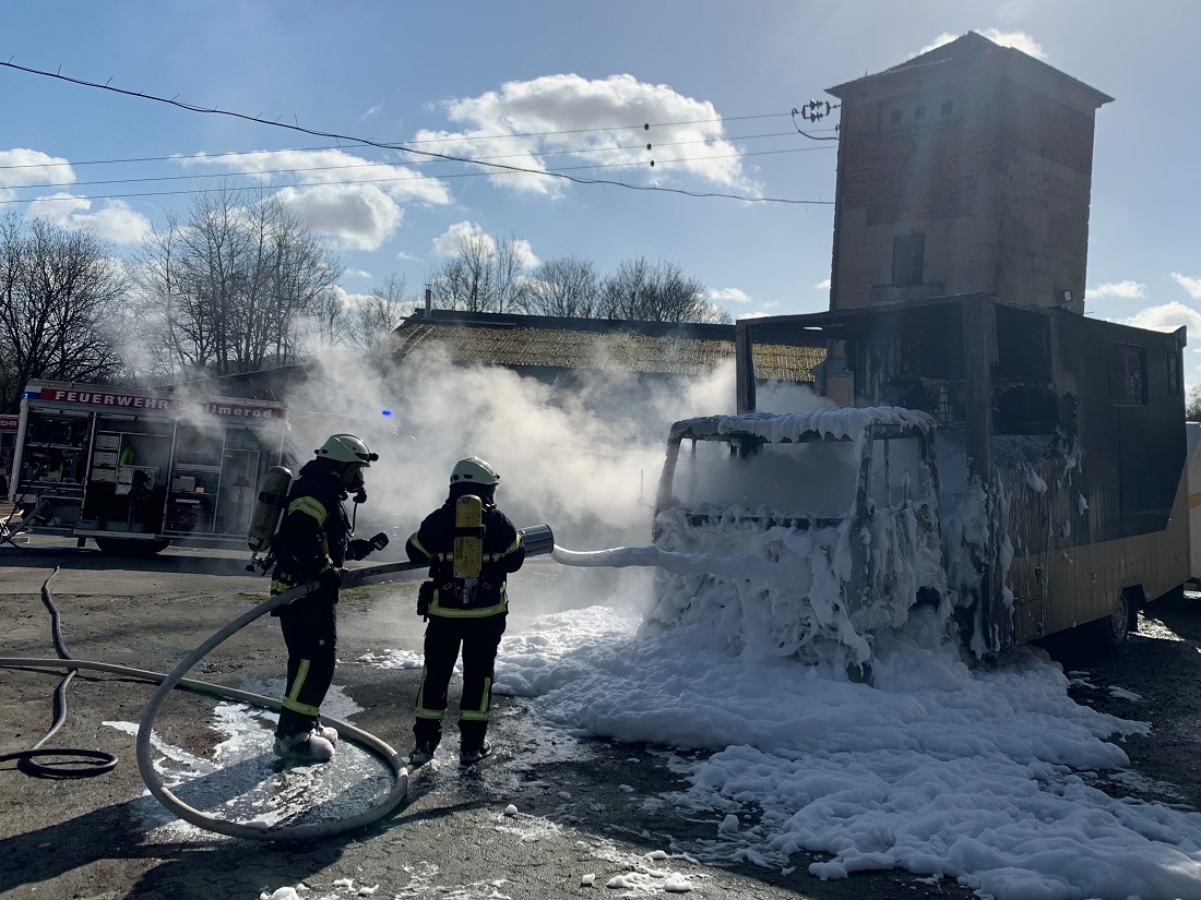 Feuerwehreinsatz: Pferdetransportwagen brennt in Wallmerod
