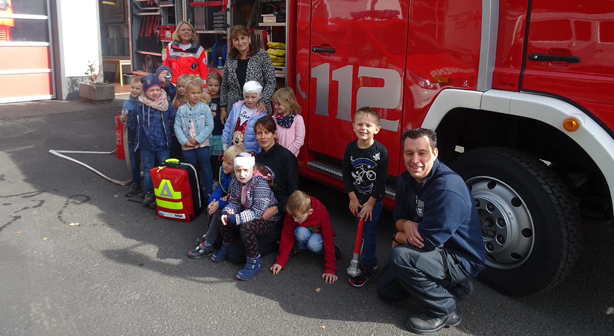 Die "Schlaufchse, Vorschulkinder der Kita Lwenzahn Katzwinkel und der dazugehrigen Waldgruppe Wisserland, besuchten die Feuerwehr und das DRK. (Foto: Kita) 
