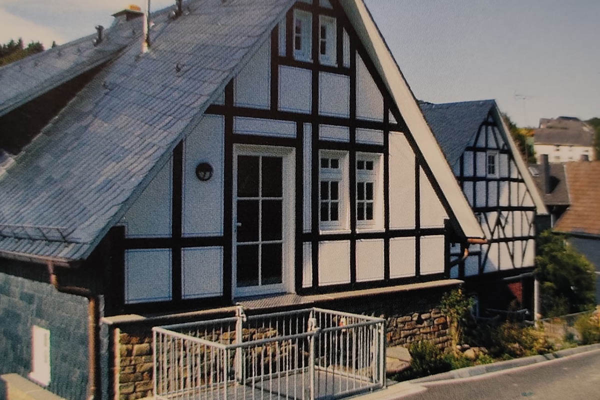 1989 wurde das erste Haus in Kundert erworben und konnte 1993 nach umfangreicher Renovierung erffnet werden. Fotos: Reinhard Panthel