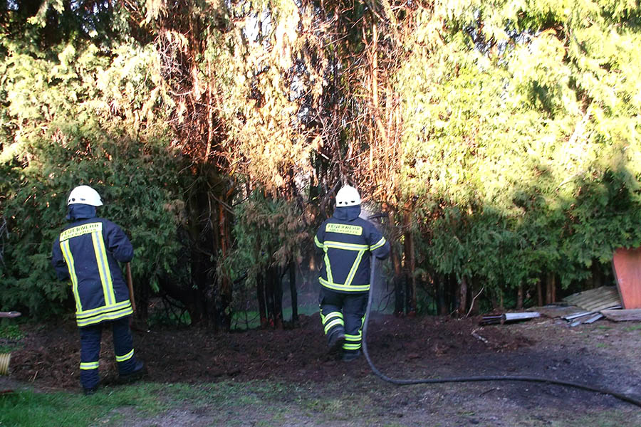 Heckenbrand strt Sonntagsruhe der Wehren Oberdreis und Puderbach