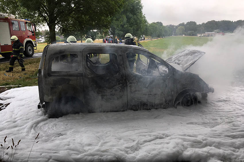 Fahrerin bei Fahrzeugbrand schwerverletzt