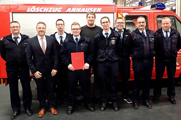 Wehrleiter Peter Schfer (1.v.l.), Brgermeister Hans-Werner Breithausen (2.v.l.), und Wehrfhrer Volker Lemgen (2.v.r.) mit den ernannten Feuerwehrleuten. Foto: Matthias Lemgen (Feuerwehr Kirchspiel Anhausen)