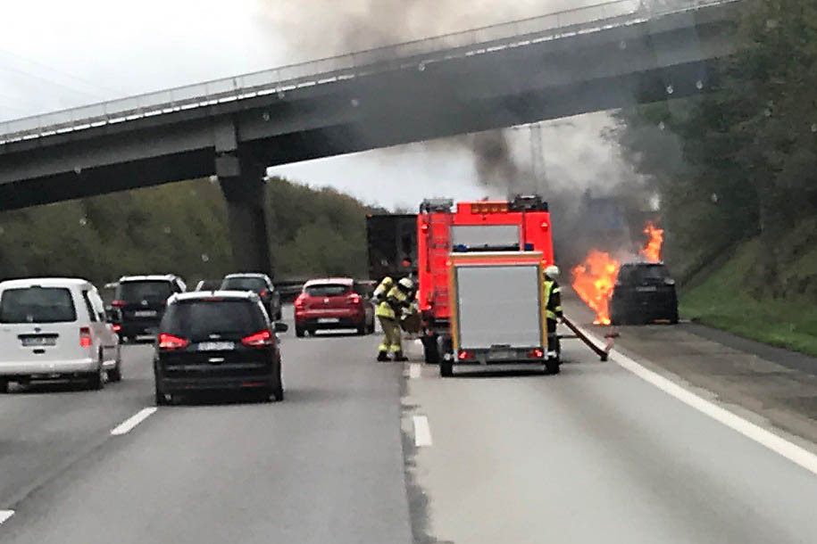 Feuerwehr Neustadt lscht brennenden PKW auf Autobahn