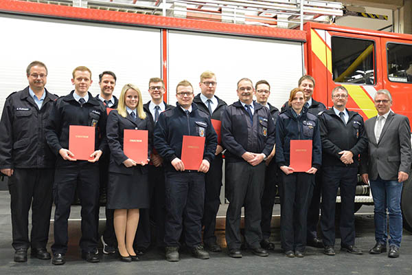 Von links: Uwe Kleinmann, Jonas Fackert, Christoph Krner, Kathrin Reisdorf, Jan-Eric Henn, Kevin Bogdanovic, Julian Hermann, Volker Lemgen, Jrgen Pense, Angelina Henn, Mike Siegel, Peter Schfer, Christian Robenek. Foto: Feuerwehr Kirchspiel Anhausen