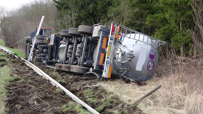 Silozug kippt auf A 3 um  Einsatz fr Feuerwehren Dierdorf und Selters