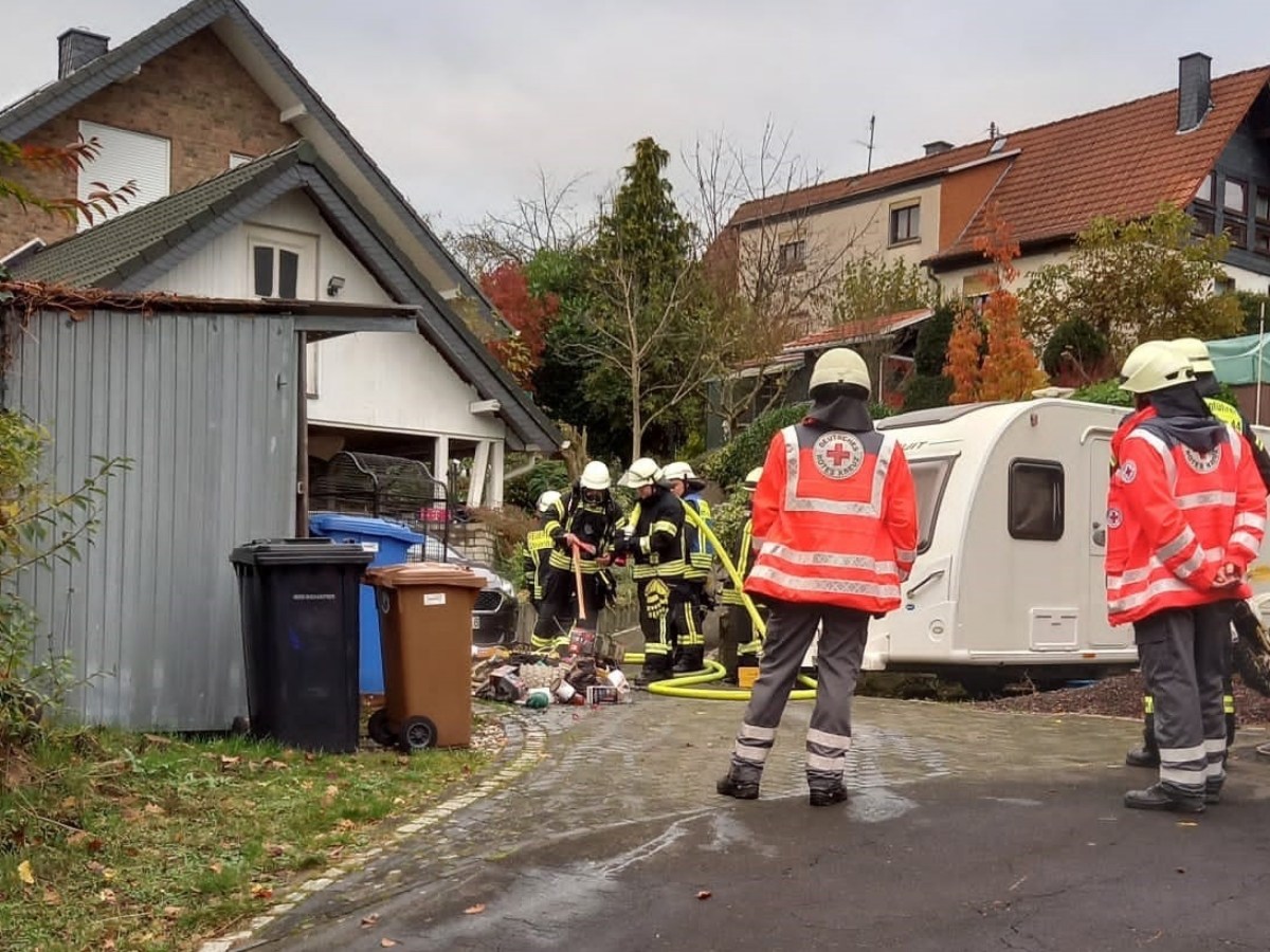 Den eigentlichen Brand hatten die rund 30 eingesetzten Feuerwehrkrfte zgig gelscht. (Foto: Verbandsgemeinde-Feuerwehr Betzdorf-Gebhardshain)