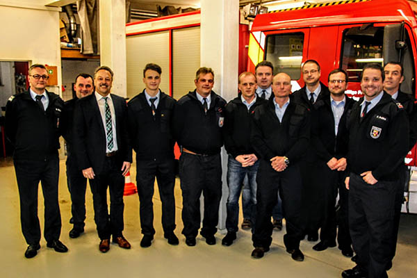 v.l.n.r.: WL Peter Schfer, FM Torsten Schuth, BGM Hans-Werner Breithausen, FMA Niklas Andernach, HLM Harald Lippert, FM Rico Grmer, HLM Sven Sthn, FM Christian Jrgens, stellv. WL Uwe Kleinmann, stellv. WF Marco Kurz, WF Florian Polifka, FM Mischa Anhuser) Foto: FF Melsbach