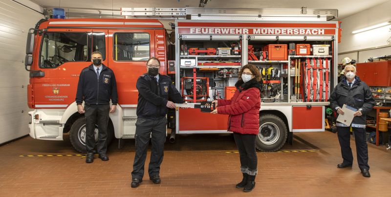 Fahrzeugbergabe und Amtseinfhrung bei der Feuerwehr Mndersbach