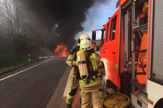 LKW brennt auf A 3 bei Neustadt aus