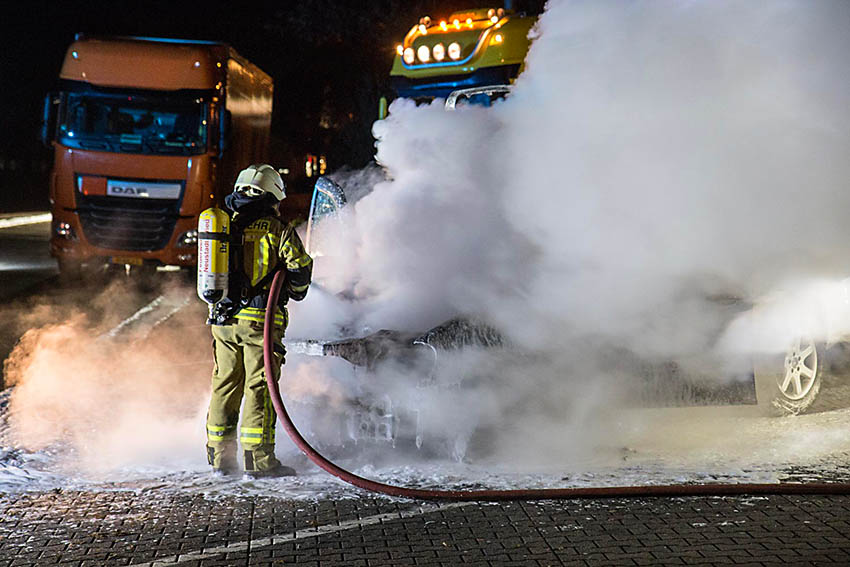 SUV brennt auf Rastplatz Fernthal aus