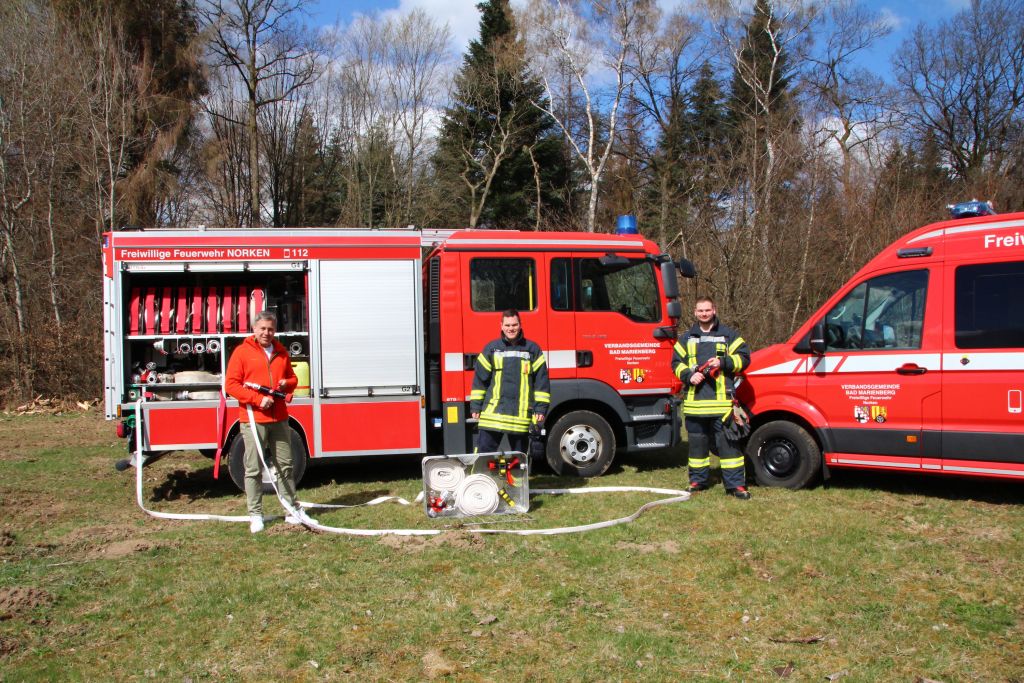 V.l.n.r: Karsten Lucke, SPD-Gemeindeverbandsvorsitzender, Tobias Schler, Wehrfhrer Freiwillige Feuerwehr Norken und Hauptfeuerwehrmann Janik Schtz. Foto: privat