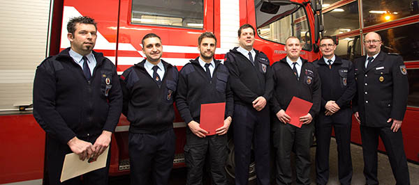 Brandmeister Frank Huhn (links) erhielt das Silbernen Feuerwehr-Ehrenzeichen. Foto: E. Schwabe