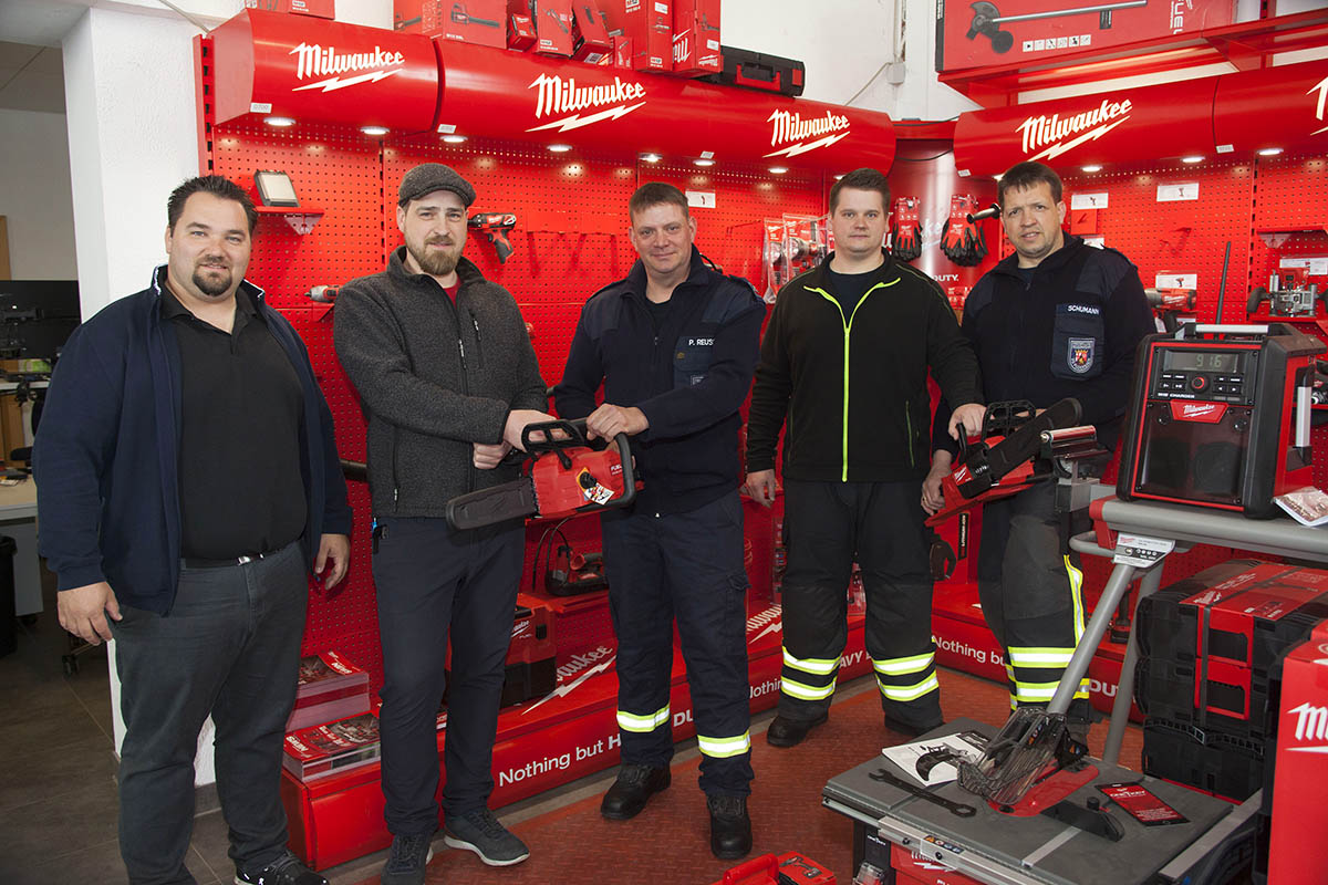 bergabe der Akkukettensgen. Foto: Feuerwehr VG Puderbach