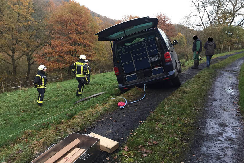 Feuerwehr Oberlahr im Einsatz  Transporter abgesichert