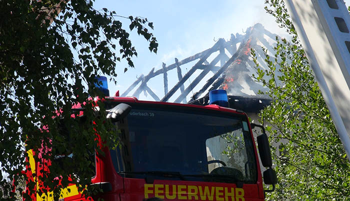 Leerstehendes Gebude fngt in Oberdreis Feuer