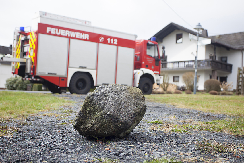 Dieser Stein hat die lwanne des Fahrzeuges augenscheinlich aufgerissen. Fotos: Feuerwehr Puderbach