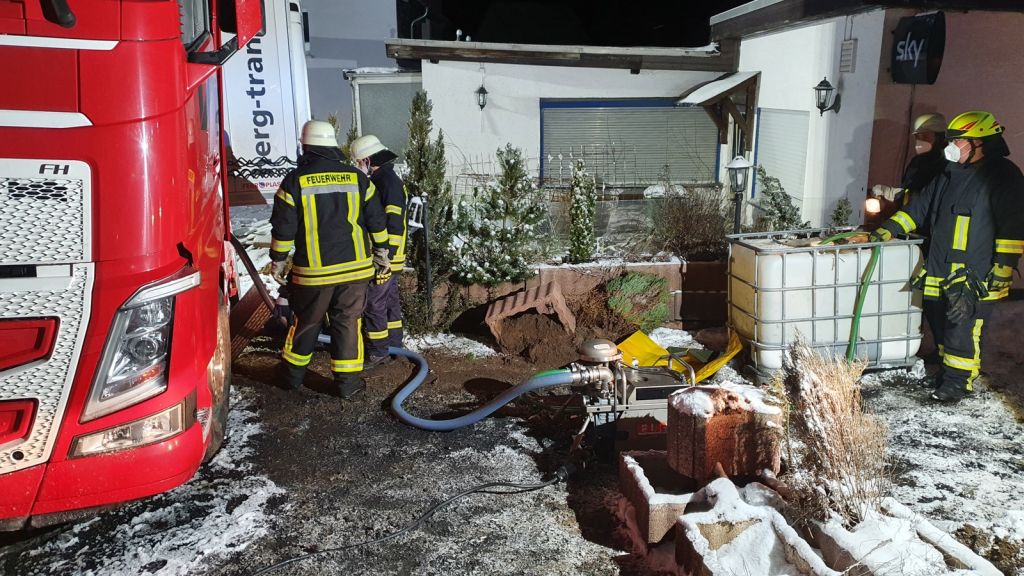 Der verunfallte LKW kam in einem Hof zum Stehen. Fotos: Feuerwehren der VG Westerburg