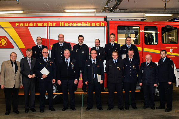 Erster Kreisbeigeordneter Kurt Schler (1.v.l.) und Brgermeister Klaus Mller (2.v.l.) mit den fr 25-, 35- und 45-jhrige Zugehrigkeit zur Feuerwehr geehrten Kameraden. Mit ihnen freuen sich Wehrleiter Tobias Haubrich (1.v.r.) und der Vertreter des Kreisfeuerwehrverbandes Herbert Franz (2.v.r.). Foto: Feuerwehr