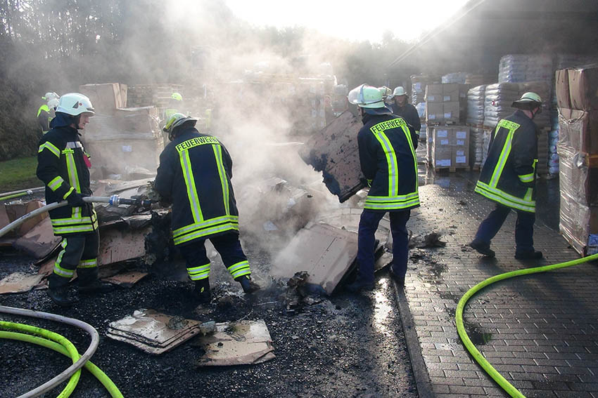 Feuer bei Poly-Nister-Plastik in Streithausen