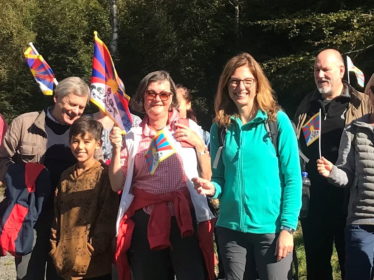 Ausgestattet mit bunten Tibetfahnen hatte sich die Wandergruppe - darunter auch die SPD-Landtagsabgeordnete Btzing-Lichtenthler (vorne rechts) auf den knapp fnf Kilometer langen Rundweg in Marienstatt aufgemacht. (Wahlkreisbro Btzing-Lichtenthler)