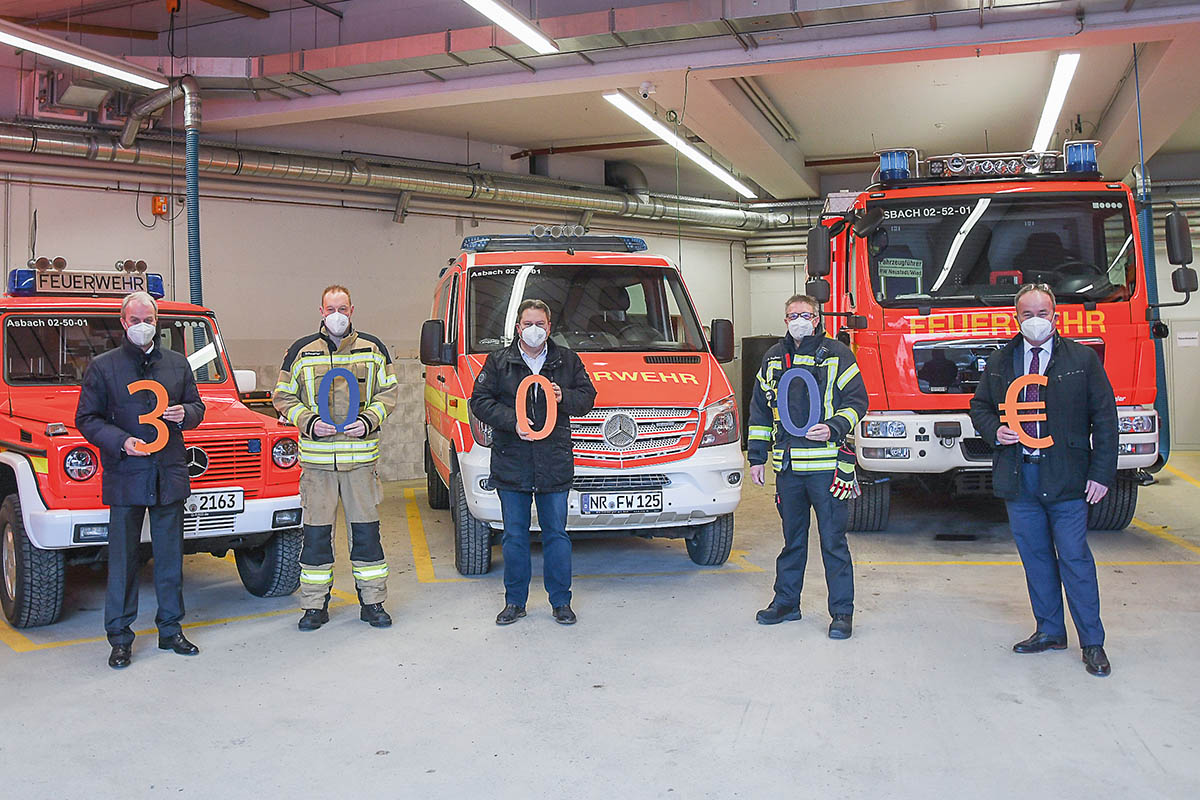 Von links: Konrad Breul (Vorstand der Bank), Marc Schumacher (Freiwillige Feuerwehr Neustadt), Michael Christ (Brgermeister der VG Asbach), Arno Schcke (Wehrleiter der Freiwilligen Feuerwehr Asbach), Martin Leis (Vorstand der Bank). Foto: Bank