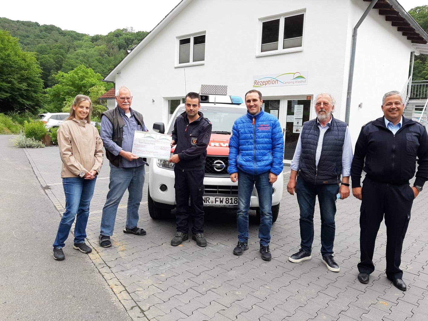 Von Links: Christiane Kalteis (Eigentmer), Harry Baumann (Initiator Spendenaktion) Timo Rams Wehrfhrer, Christian Kalteis (Eigentmer) Jrgen Dorsch (Pchter Gastronomie) Frank Hoffmann (stellv. Wehrfhrer). Fotos: Feuerwehr