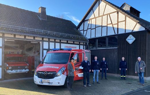 Bei der Ankunft in Welkenbach wurde das neue TSF durch die Erste Beigeordnete der Verbandsgemeinde, Gabriele Greis, offiziell an die Wehrfhrung bergeben und in Dienst gestellt. Zu den ersten Gratulanten zhlte Ortsbrgermeister Matthias Becker. Bereits wenige Stunden spter musste die Feuerwehr Welkenbach zum ersten Einsatz mit dem Neufahrzeug ausrcken. Foto: privat