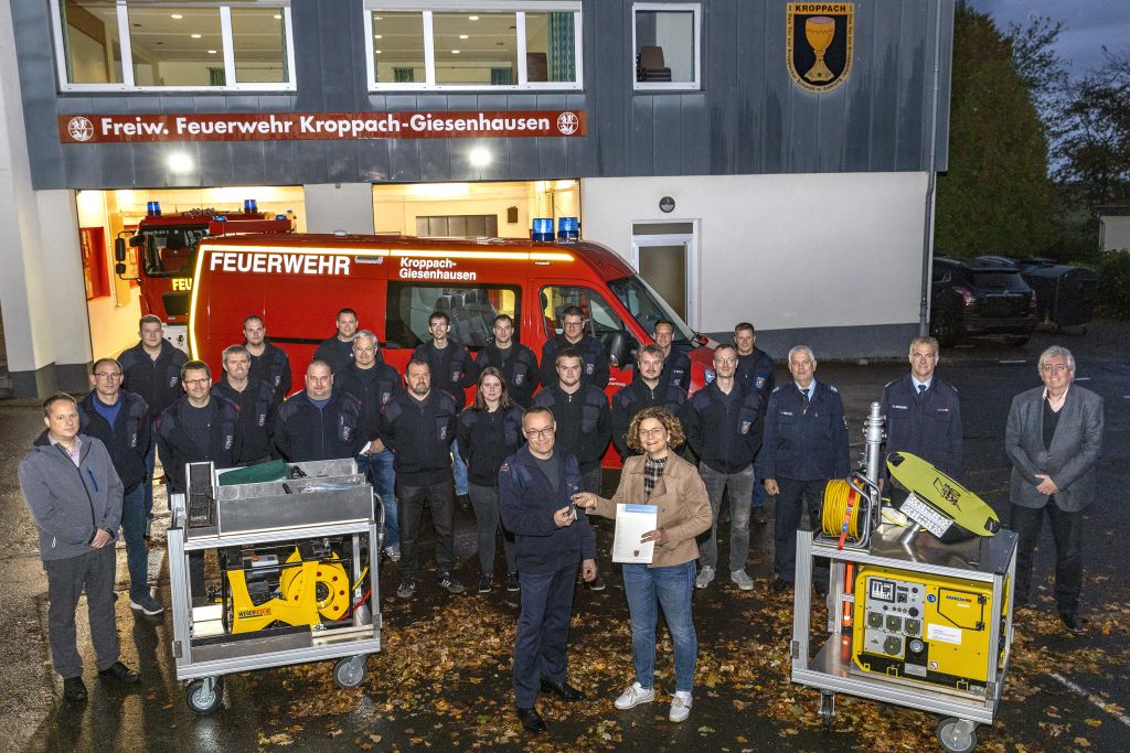 Brgermeisterin Gabriele Greis berreicht symbolisch die Fahrzeugschlssel fr das neue Einsatzfahrzeug an stellv. Wehrfhrer Claus Ortlieb. Fotos: Rder-Moldenhauer