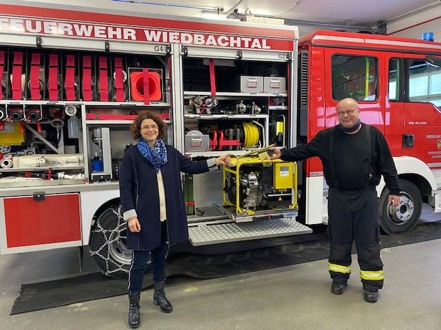 Schlsselbergabe durch die Erste Beigeordnete Gabriele Greis an Wehrfhrer Guido Bttcher. Foto: VG Hachenburg