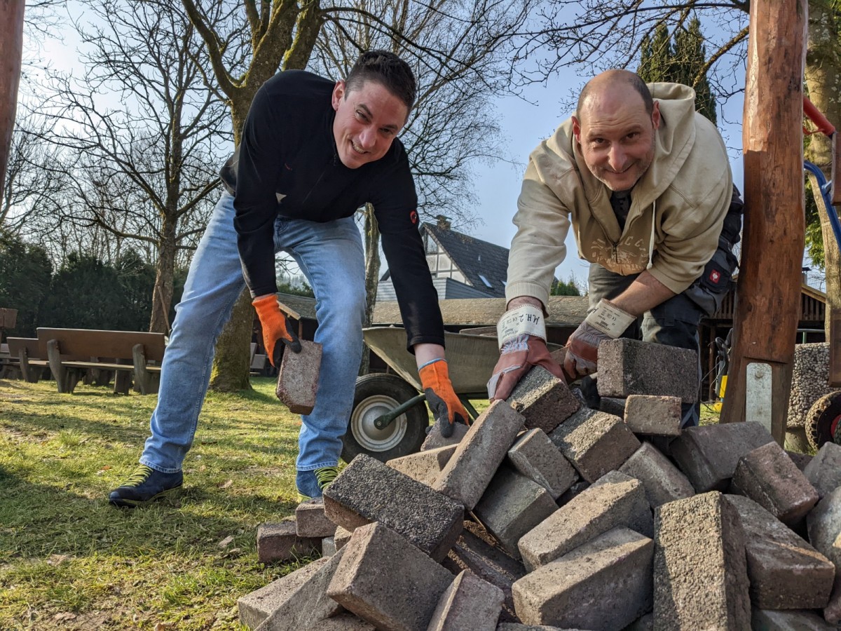 Fleiig packten Aktive der "Fahrenden Gesellen" wieder an, um ihren Vereinsplatz herzurichten fr das Frhjahr. Weitere Eindrcke von den Arbeiten unter dem Artikel. (Fotos: Verein/ddp)