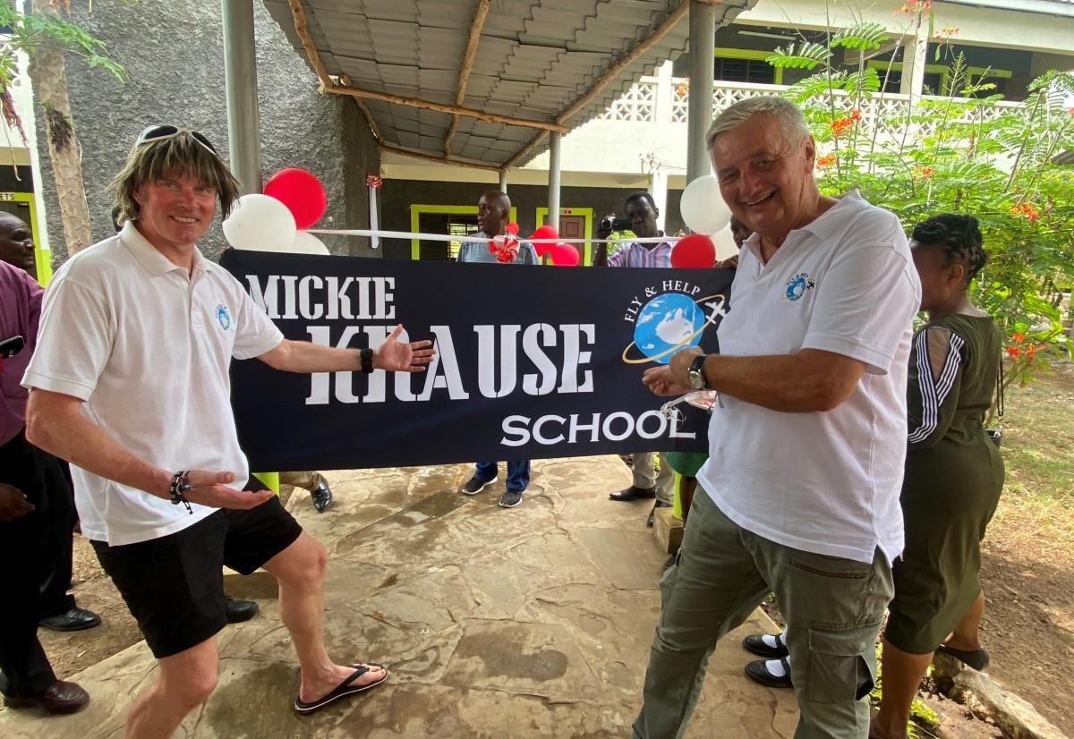 Mickie Krause zusammen mit Reiner Meutsch bei der Eröffnung der Likunda Primary School in Ukunda in Kenia. (Fotos:Reiner Meutsch Stiftung FLY & HELP)