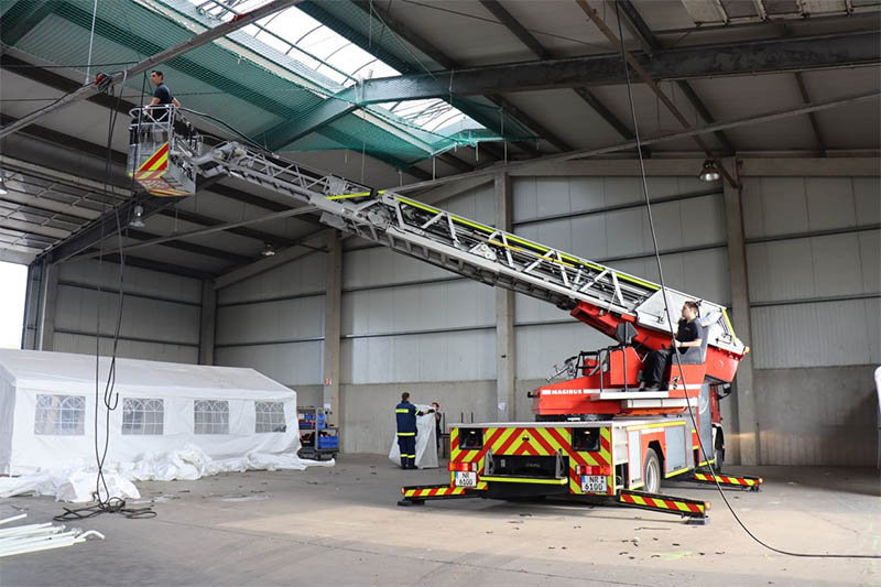 Ehrenamtliche Krfte von Feuerwehr und THW haben die Fieberambulanz am Samstag auf das 4-spurige System umgebaut. Fotos: Kreisverwaltung