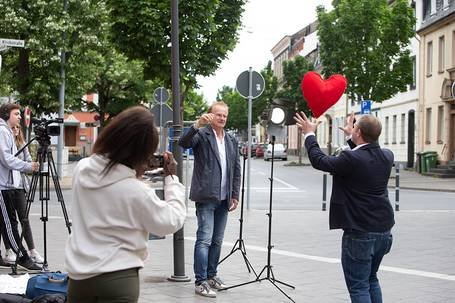 Ein rotes Herz  und natrlich Neuwieds OB Jan Einig  spielen eine Hauptrolle im von Studenten der Fresenius-Hochschule produzierten Danke-Video. Foto: Eckhard Schwabe 