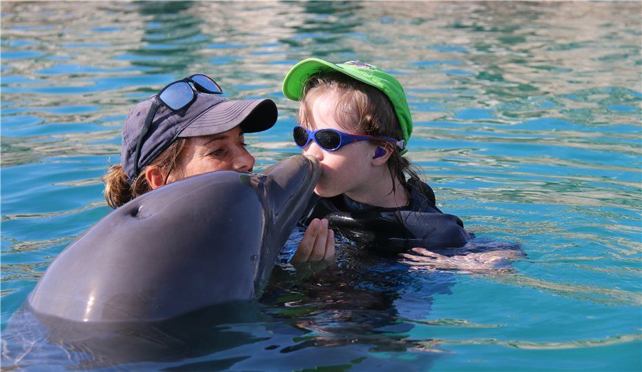 Fiona mit ihrer Therapeutin und Delfin "Nubia". Foto: Martina Kloy