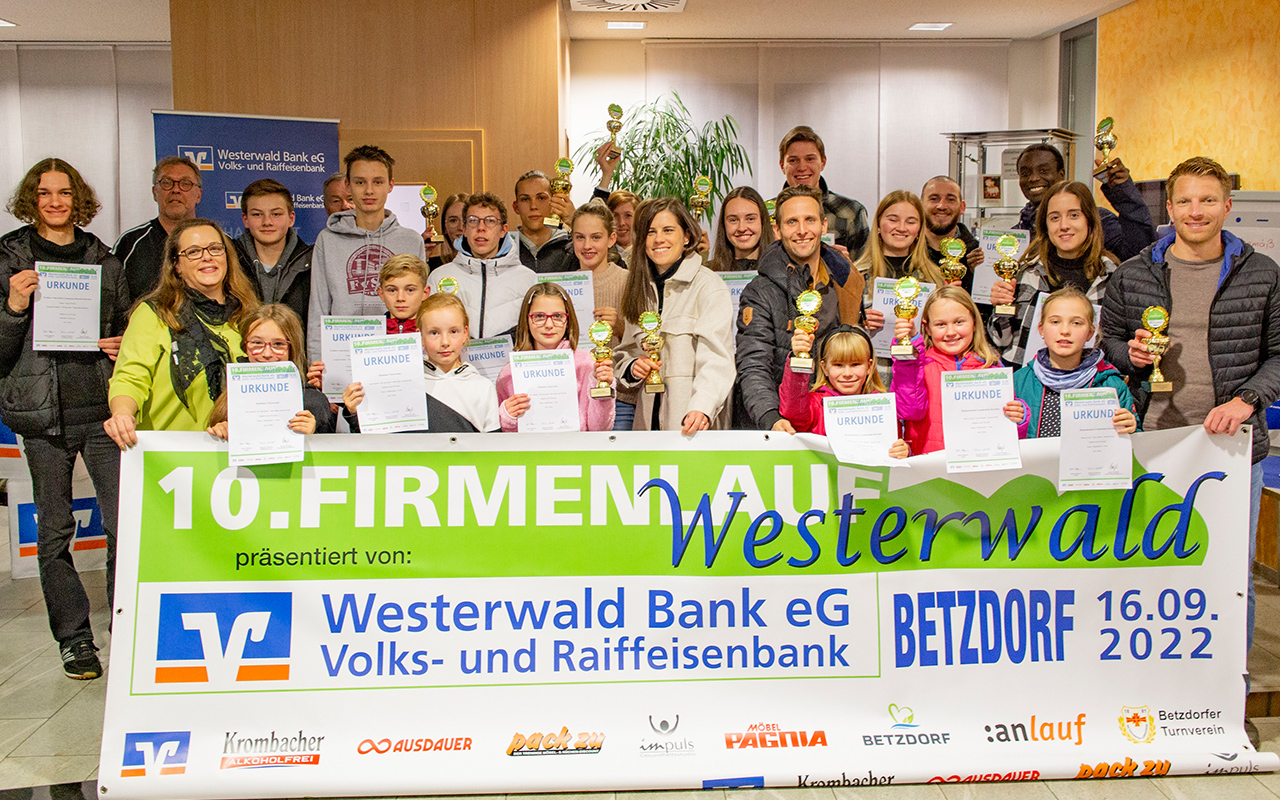 Gewinner des 10. Westerwlder Schler- und Firmenlaufs erhalten Pokale